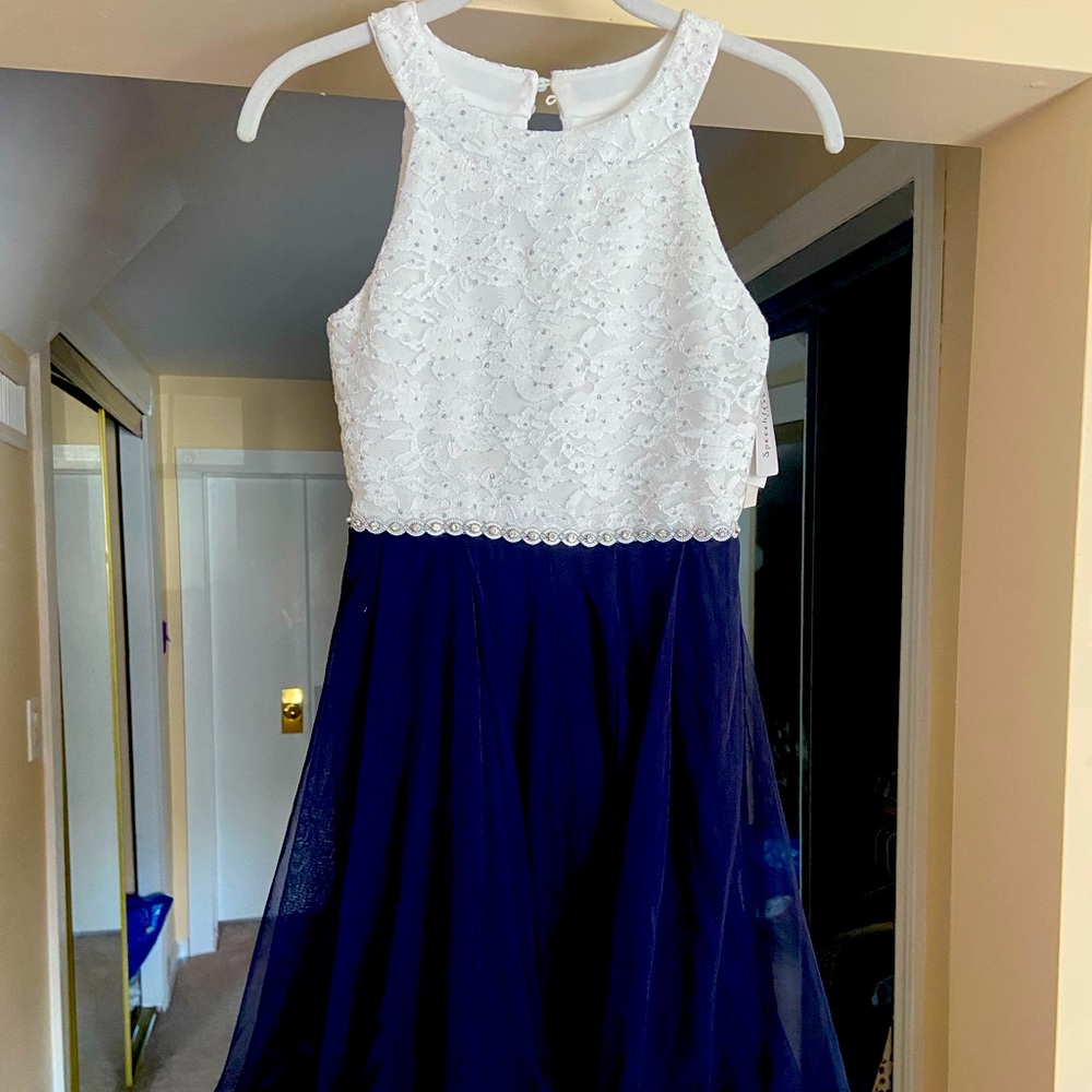 Beautiful sequence laced top with larger stones around waist.